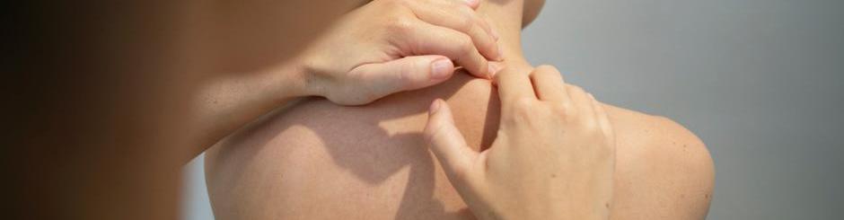 Hands-on treatment of the shoulder during a session